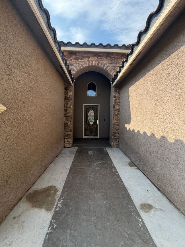 Building Photo - 2710 Orange Tree Dr
