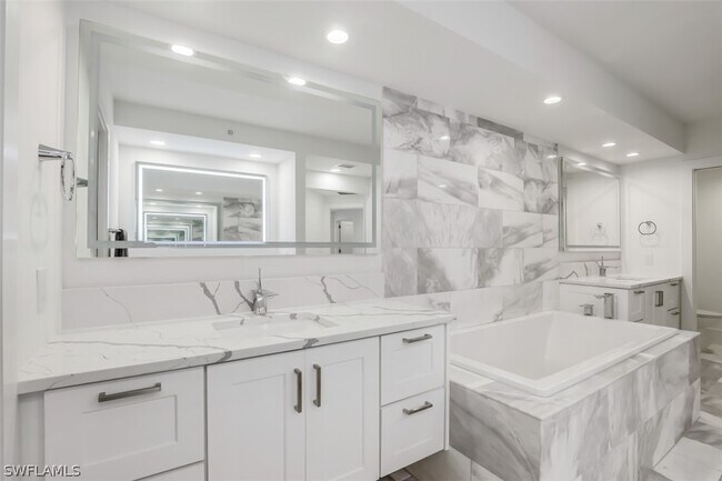 Building Photo - 8171 Bay Colony Dr