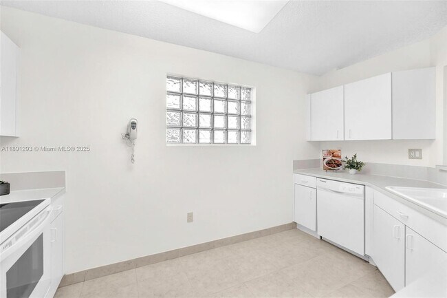 Building Photo - 16411 Sapphire Bend