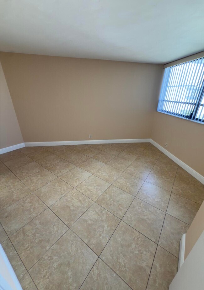 Building Photo - 1880 N Congress Ave