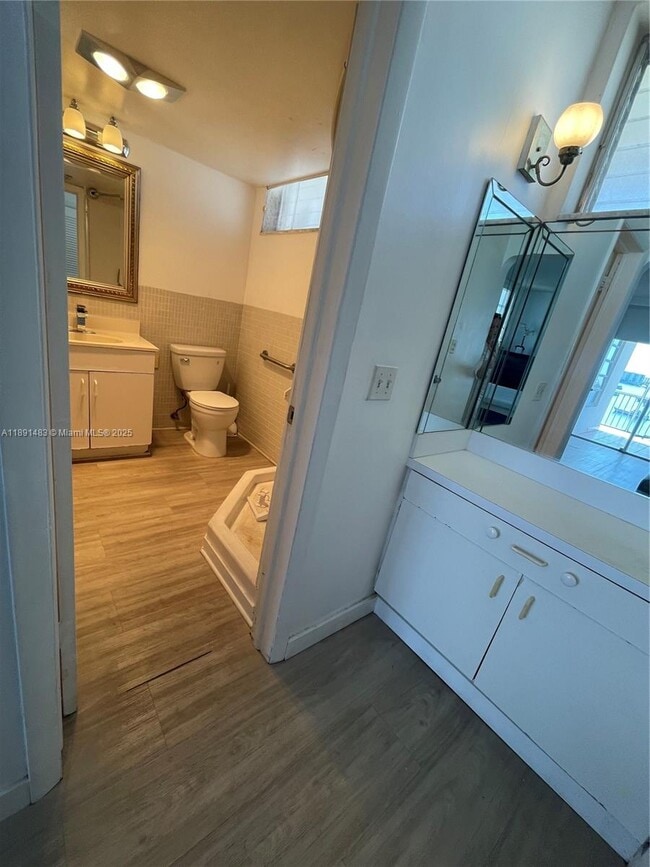 Building Photo - 2910 Point E Dr