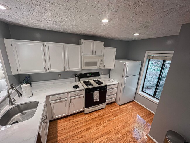 Building Photo - Fully Furnished And Stylish 1 Bedroom 1 Ba...