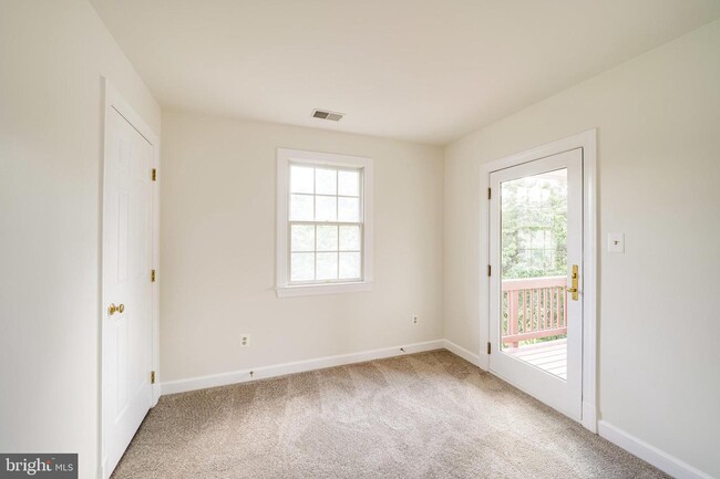 Building Photo - 6207 Woodland Lake Dr