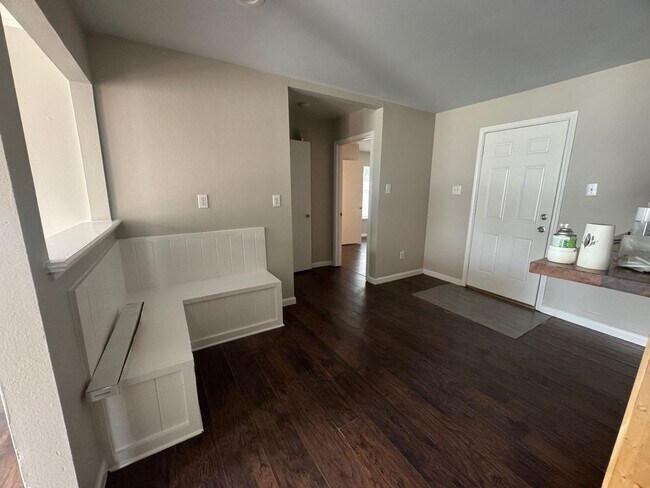 Building Photo - Move in Ready - 4 bedroom 2 bath