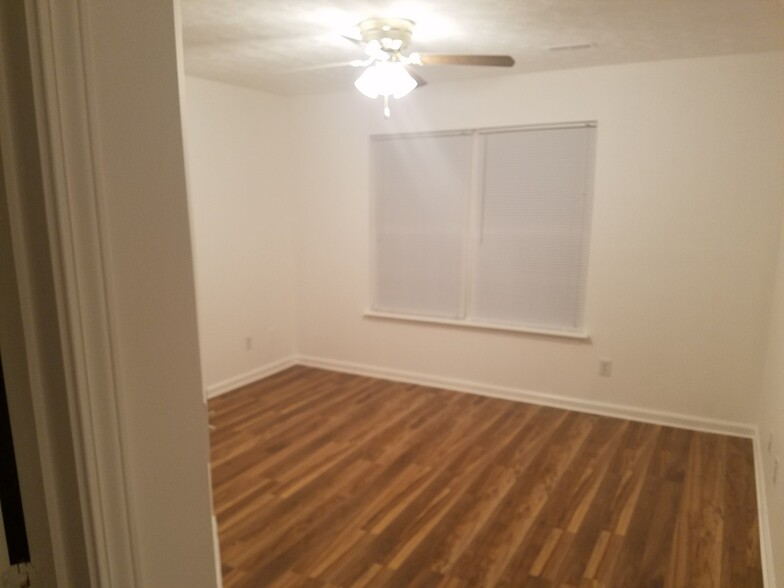 Building Photo - 401 Cricket Ln