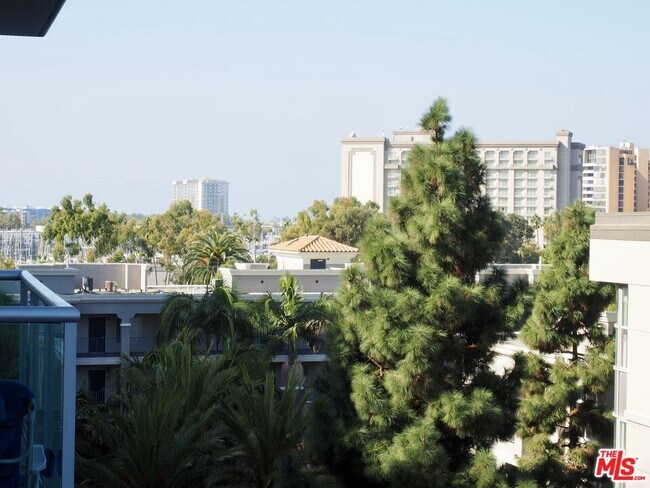 Building Photo - 13700 Marina Pointe Dr