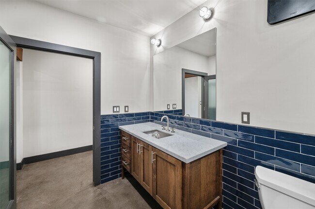 Building Photo - 1025 S Shepherd Dr