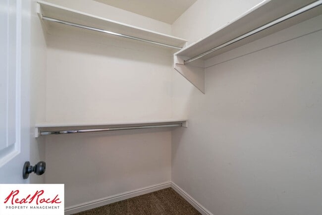 Building Photo - 3 Bedroom & 2.5 Bathroom & Dog Friendly!