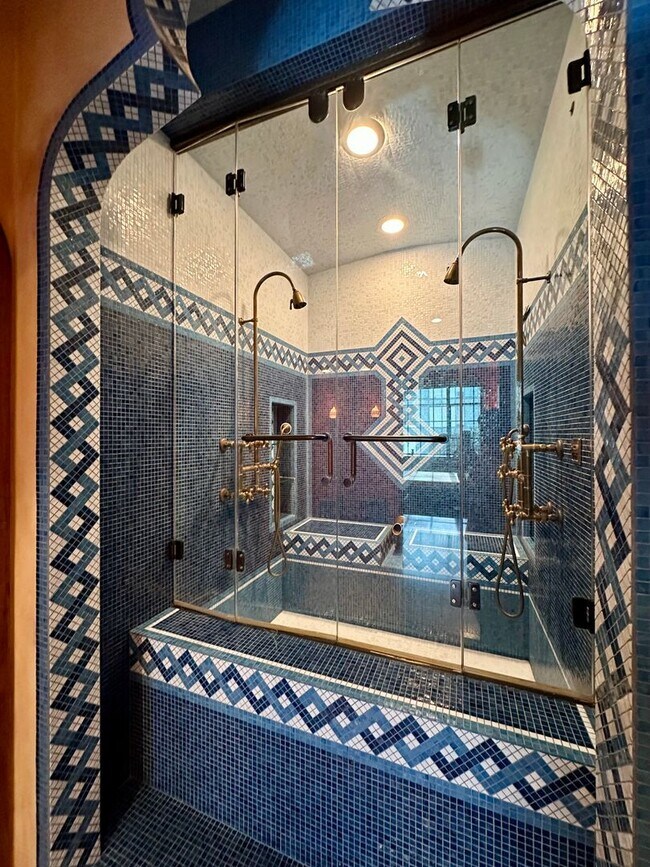 Building Photo - FURNISHED LUXURY TOP-FLOOR 2BR/2.5BA PENTH...