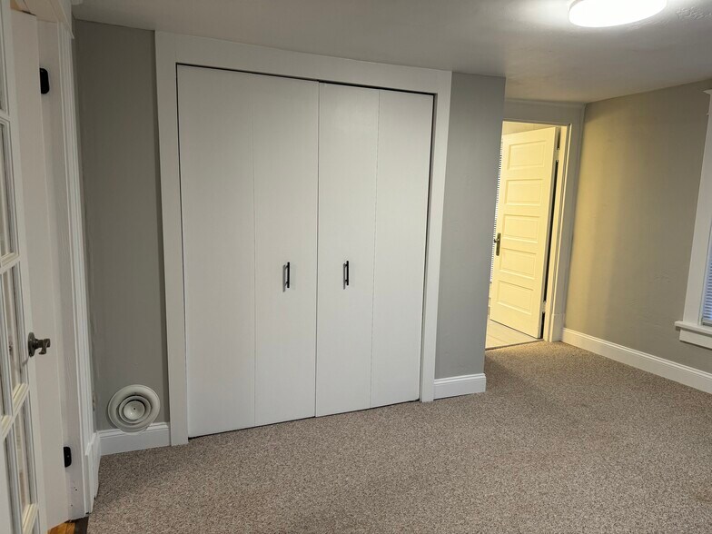 Closet - 1005 N State St