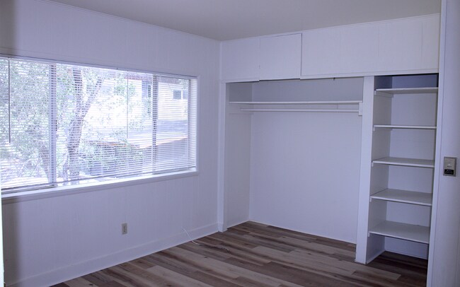 Building Photo - 658 Ash St