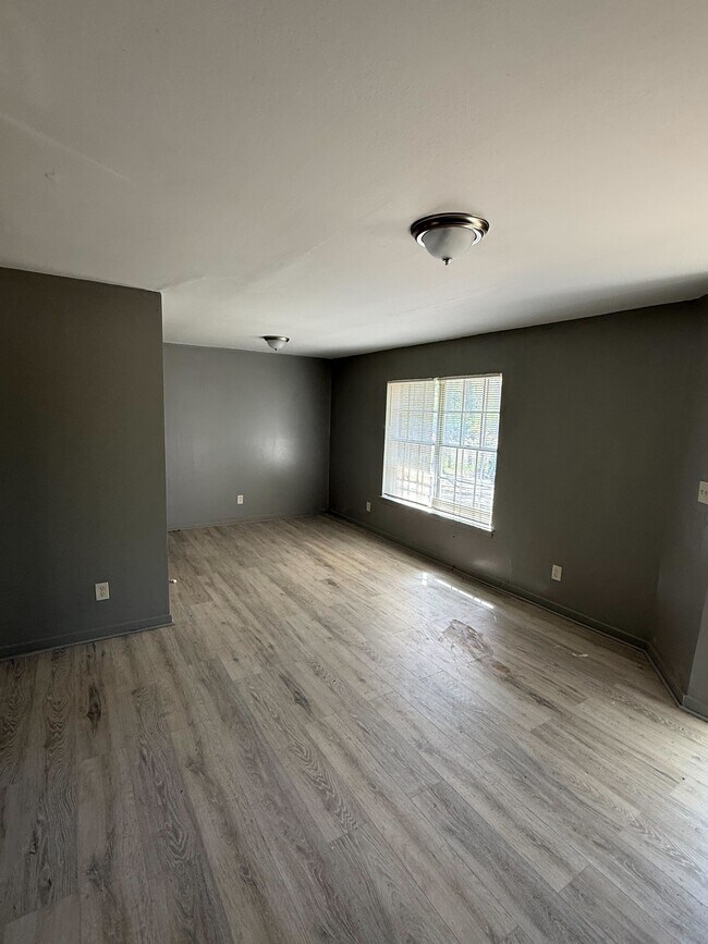 Building Photo - 2260 W McDowell Rd