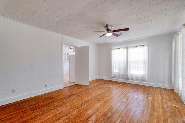 Building Photo - 511 Sloan St