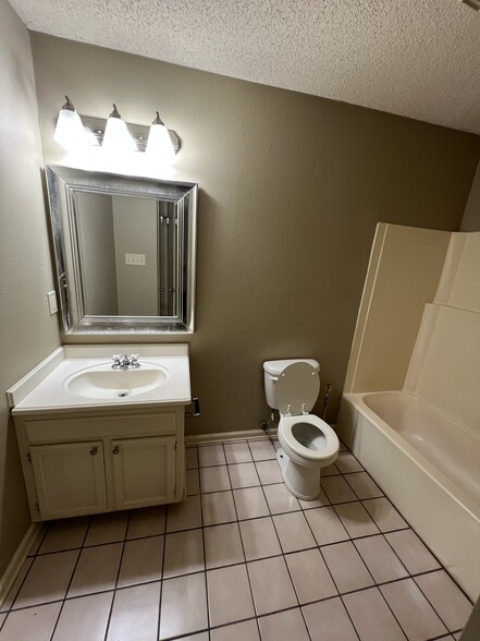 Building Photo - 1127 Willow Creek Dr