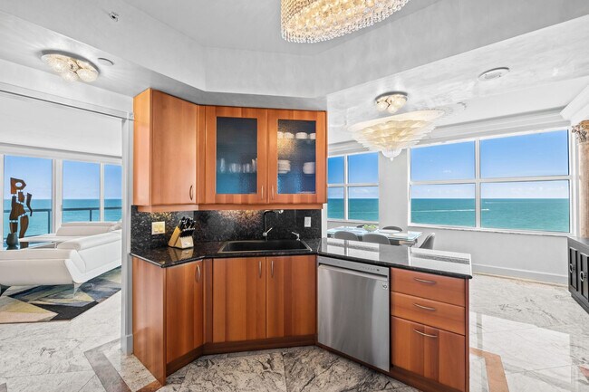 Building Photo - 2110 N Ocean Blvd