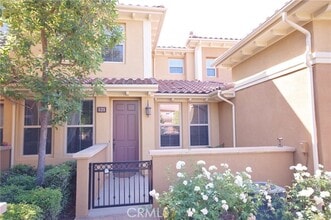 Building Photo - 121 Chantilly