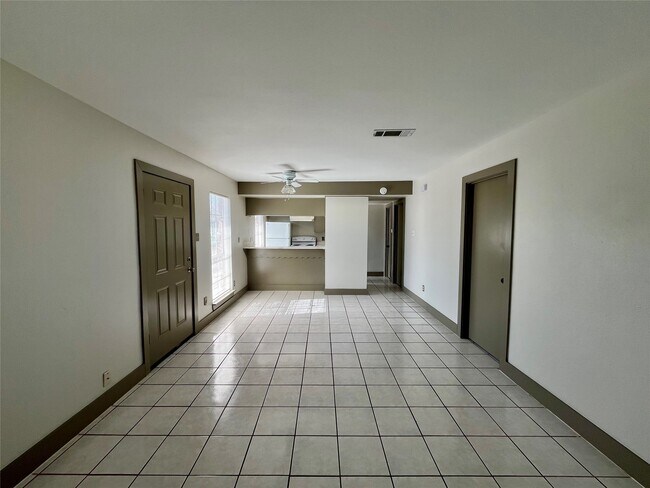 Building Photo - 1042 W Village Ct