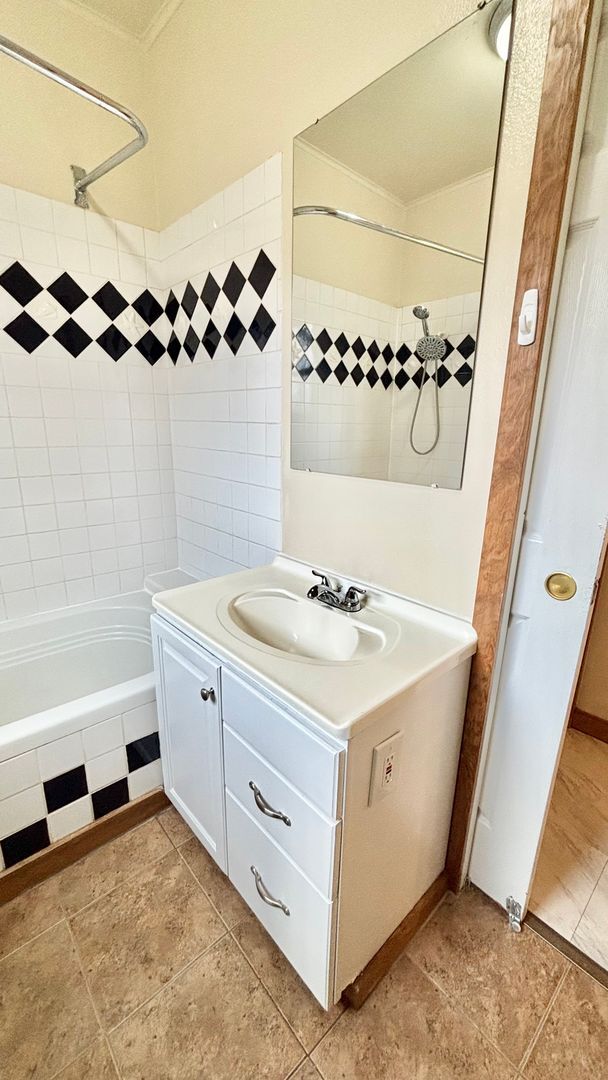 Building Photo - Character-Rich 1912 Home in North Portland – Spacious 2 Bed / 1 Bath