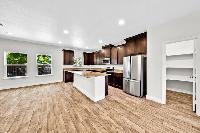 Building Photo - "Charming 3-Bed, 2-Bath Greenville Home with Elegant Granite Countertops!"