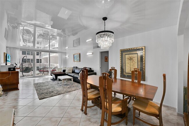 Building Photo - 2030 S Ocean Dr