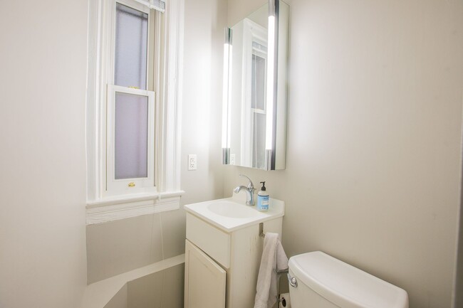 Building Photo - Lovely 1 BR/1 BA Condo in Dupont Circle!