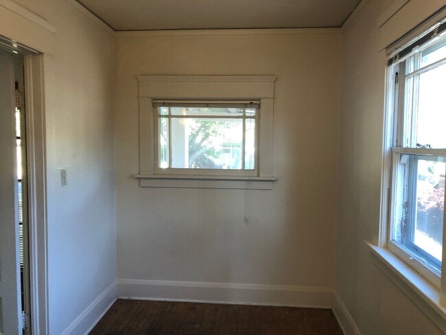 Building Photo - Vintage Campus House ~  3 bedrooms, 1.5 bath