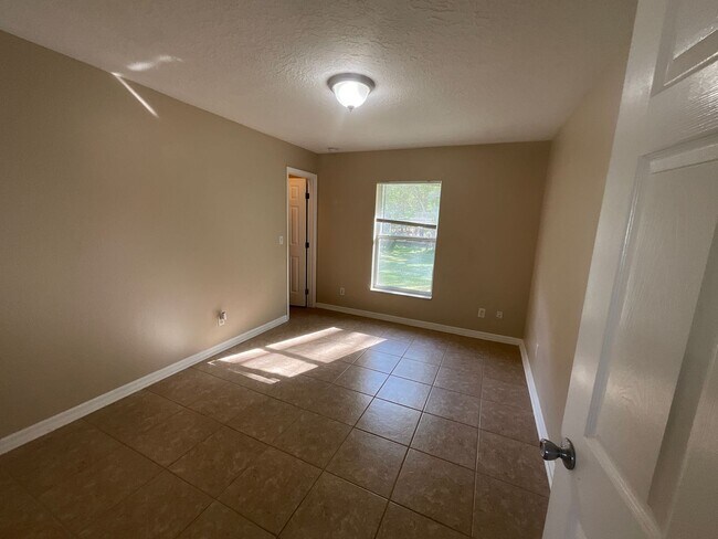 Building Photo - *** NOT AVAILABLE TO SHOW BEFORE MAY 15TH *** Great Location - SE Ocala Home 3/2/2 **Won't Last***