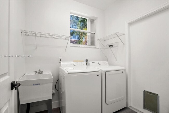 Building Photo - 2611 Oakbrook Ln