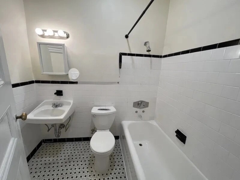 Building Photo - 2 Ware St