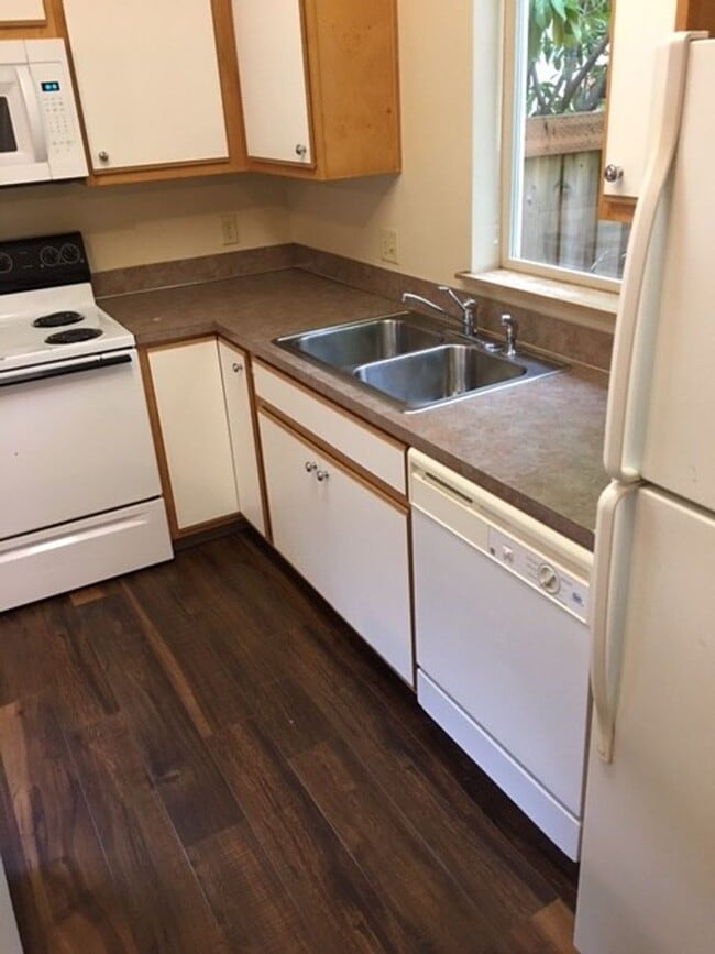 Building Photo - Large Campus area 4 Bed House includes W, S, G, storage unit & much more!