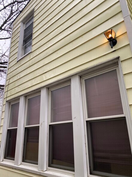 Building Photo - 334 E 5th St
