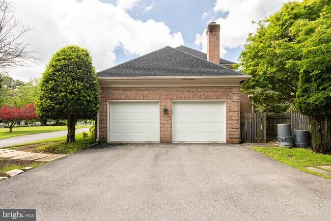 Building Photo - 8809 Saunders Ln