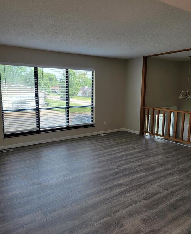 Building Photo - 3932 Silver Ridge Dr