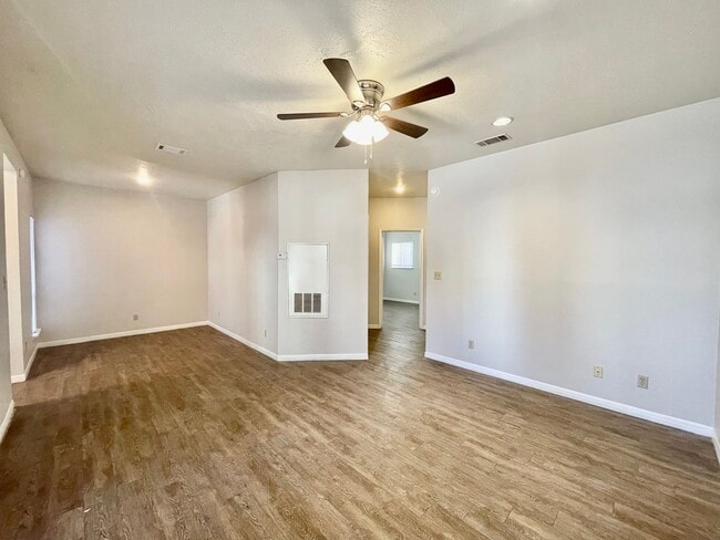 Building Photo - 2/2 Condo, Blocks from Campus and Downtown - Water and Trash Included! - 50% off First Month's rent!