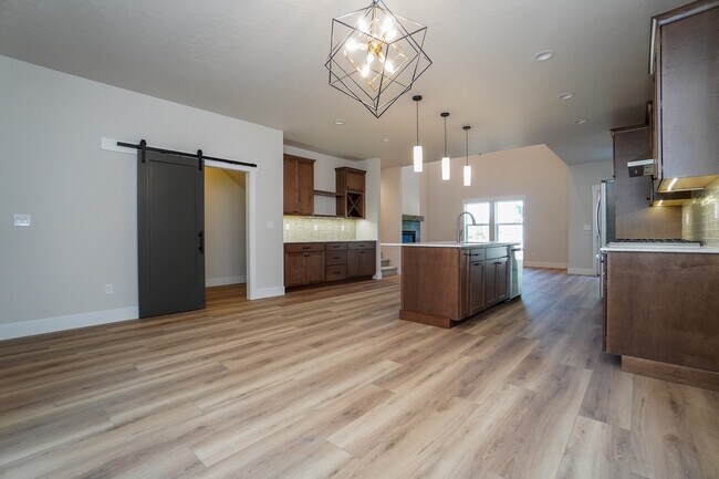 Building Photo - 150 N Edgewood Ln