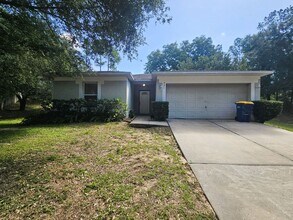 Building Photo - Welcome Home to Space, Convenience, and Minneola Charm!