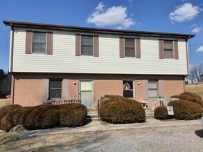 Building Photo - Blacksburg, 3 BR / 2.5 BA, Available September 11th