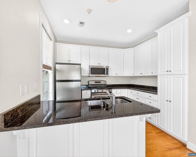 Building Photo - 949 Glenwood Station Ln