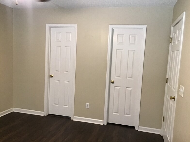 Building Photo - 634 Coopers Ln N