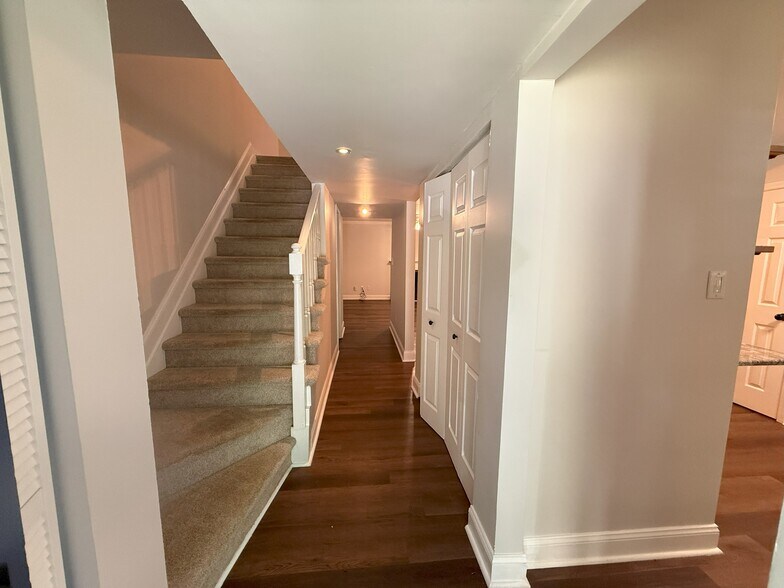 Building Photo - 1337 Springlawn Ct