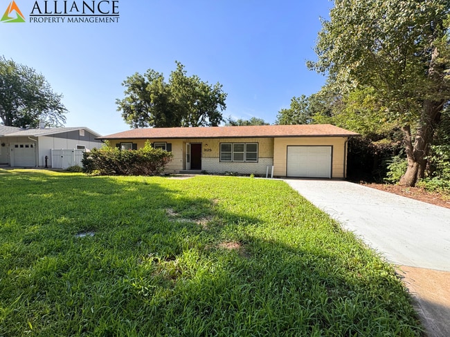 Building Photo - Home with Fenced Yard~Great West Side Loca...