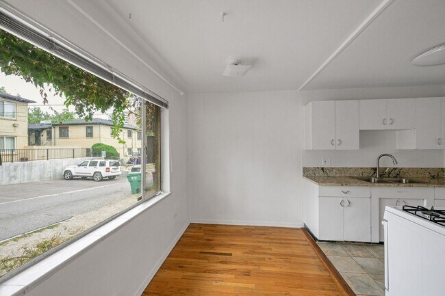 Building Photo - Charming 1BR Apartment in Denver