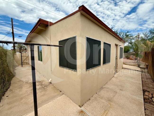 Building Photo - 2760 N Palo Verde Ave