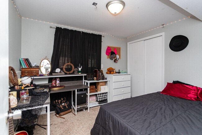 Building Photo - Peaceful Bi-Level Home in a Quiet Cul-de-Sac