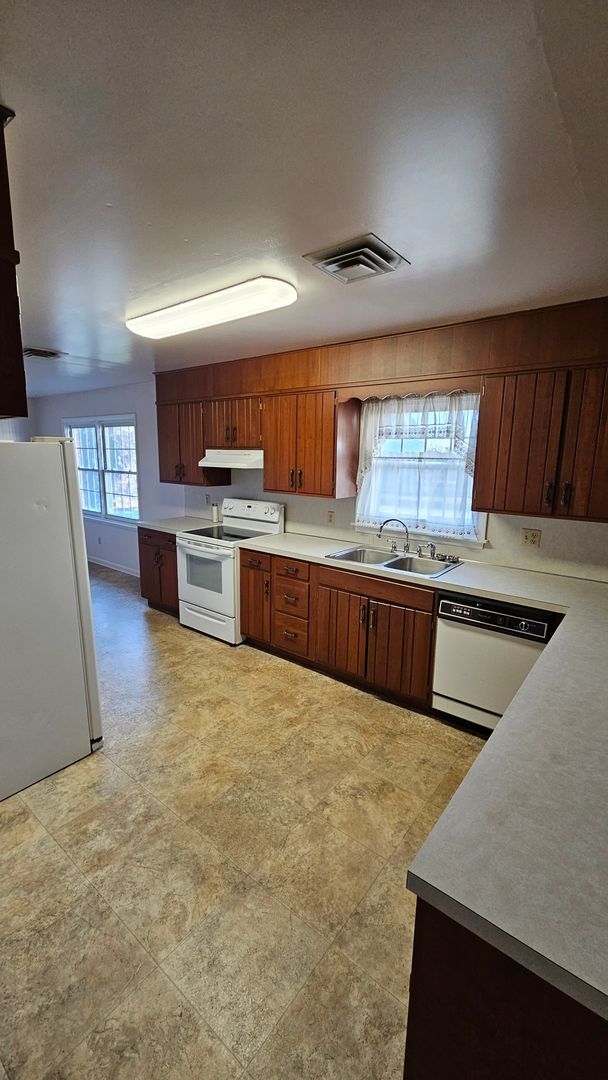 Building Photo - Spacious Single Family Home