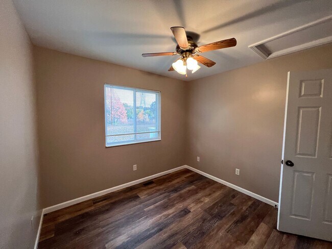 Building Photo - Spacious Split-Level Retreat Just Minutes ...