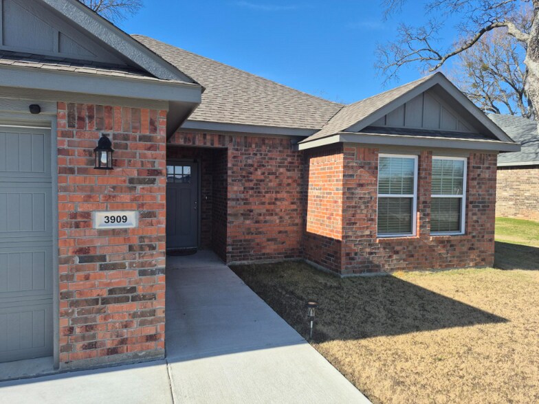 Building Photo - 3909 Bryan Rd