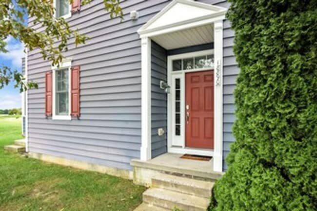 Building Photo - Furnished 3-bedroon townhouse end-unit for...