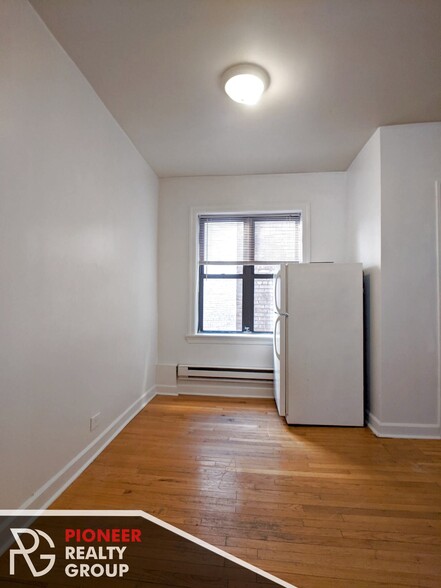 Building Photo - 3721 N Pine Grove Ave