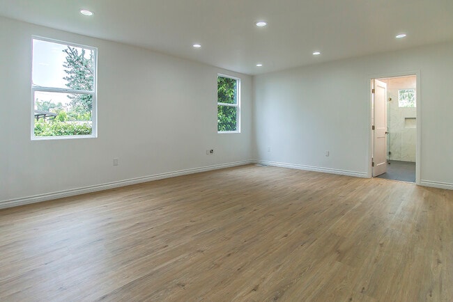 Building Photo - 621 N Bedford Dr